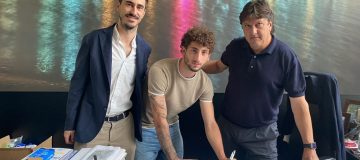 Chiarella firma il suo primo contratto da pro con il Pescara (ph. Pescara calcio)